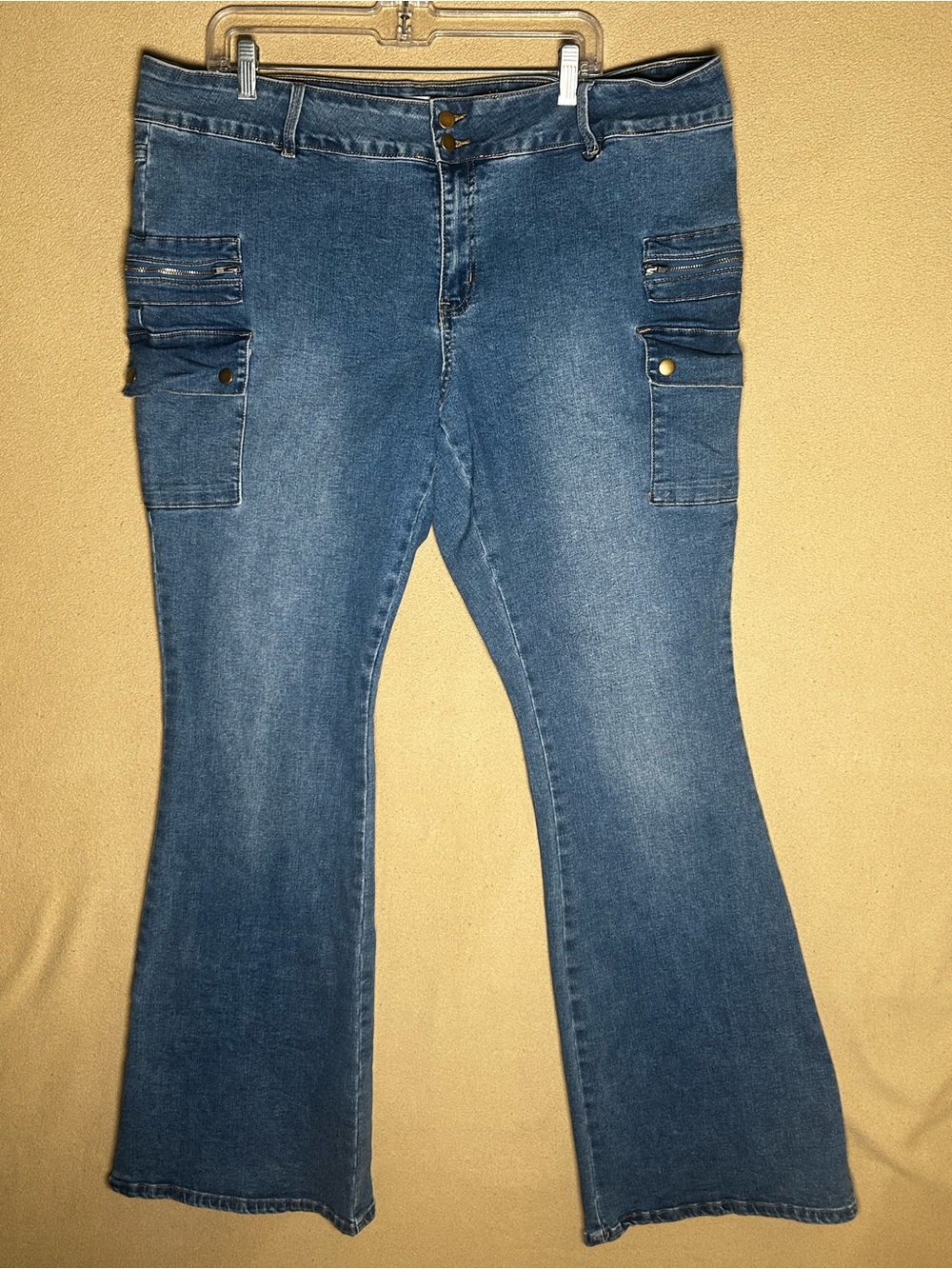 Plus size jeans flare by Fashion Nova with Side Pockets zipper and snaps size 20